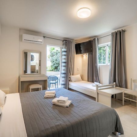 Manos Beachside Apartments Agia Marina エクステリア 写真