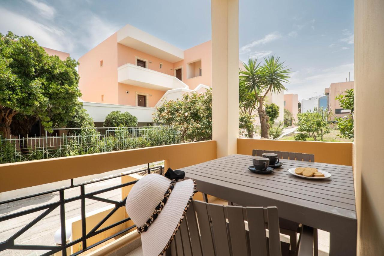 Manos Beachside Apartments Agia Marina エクステリア 写真