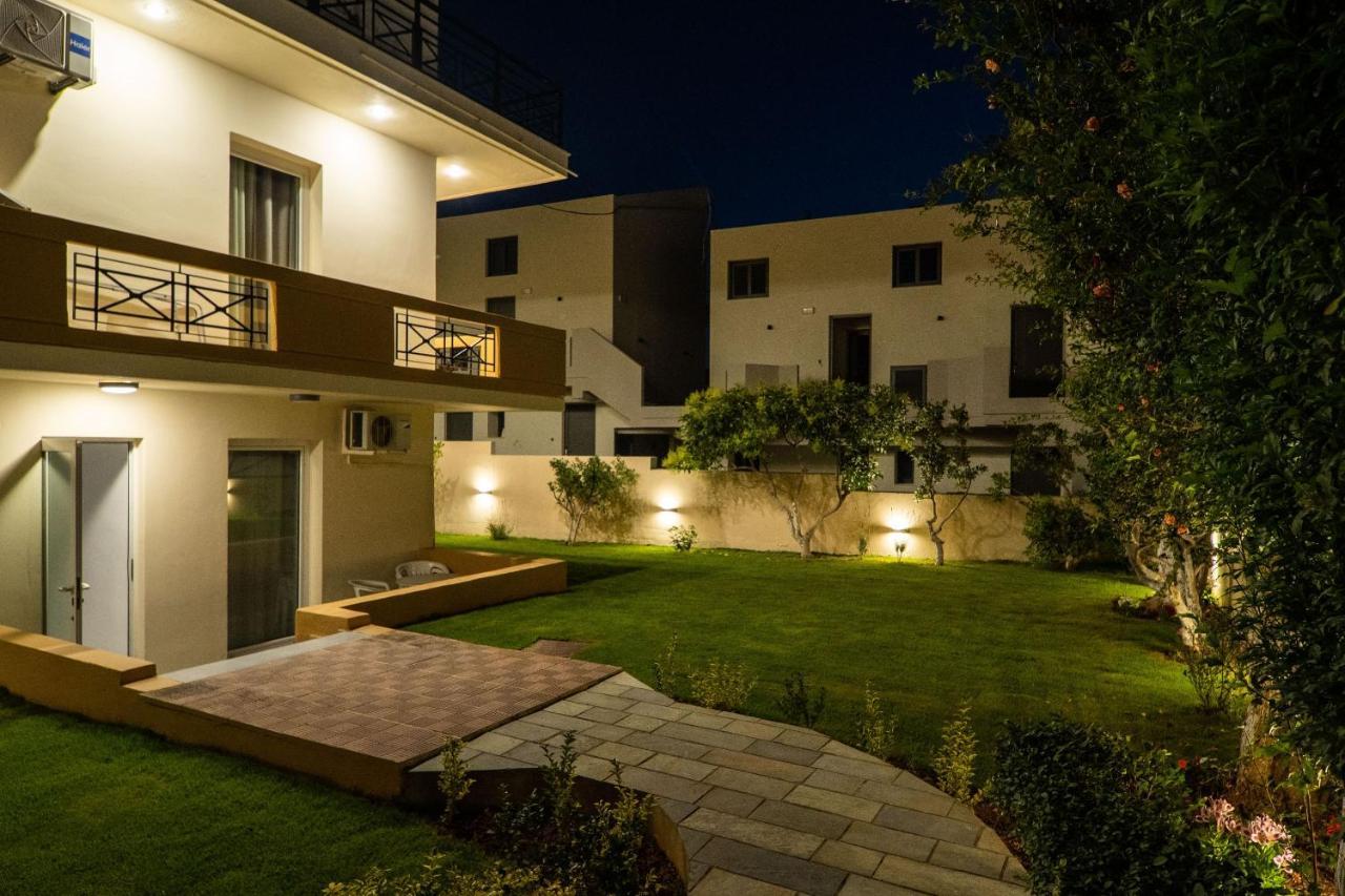 Manos Beachside Apartments Agia Marina エクステリア 写真