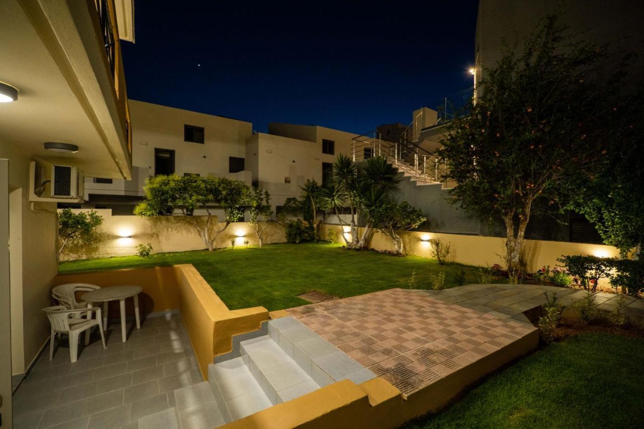 Manos Beachside Apartments Agia Marina エクステリア 写真
