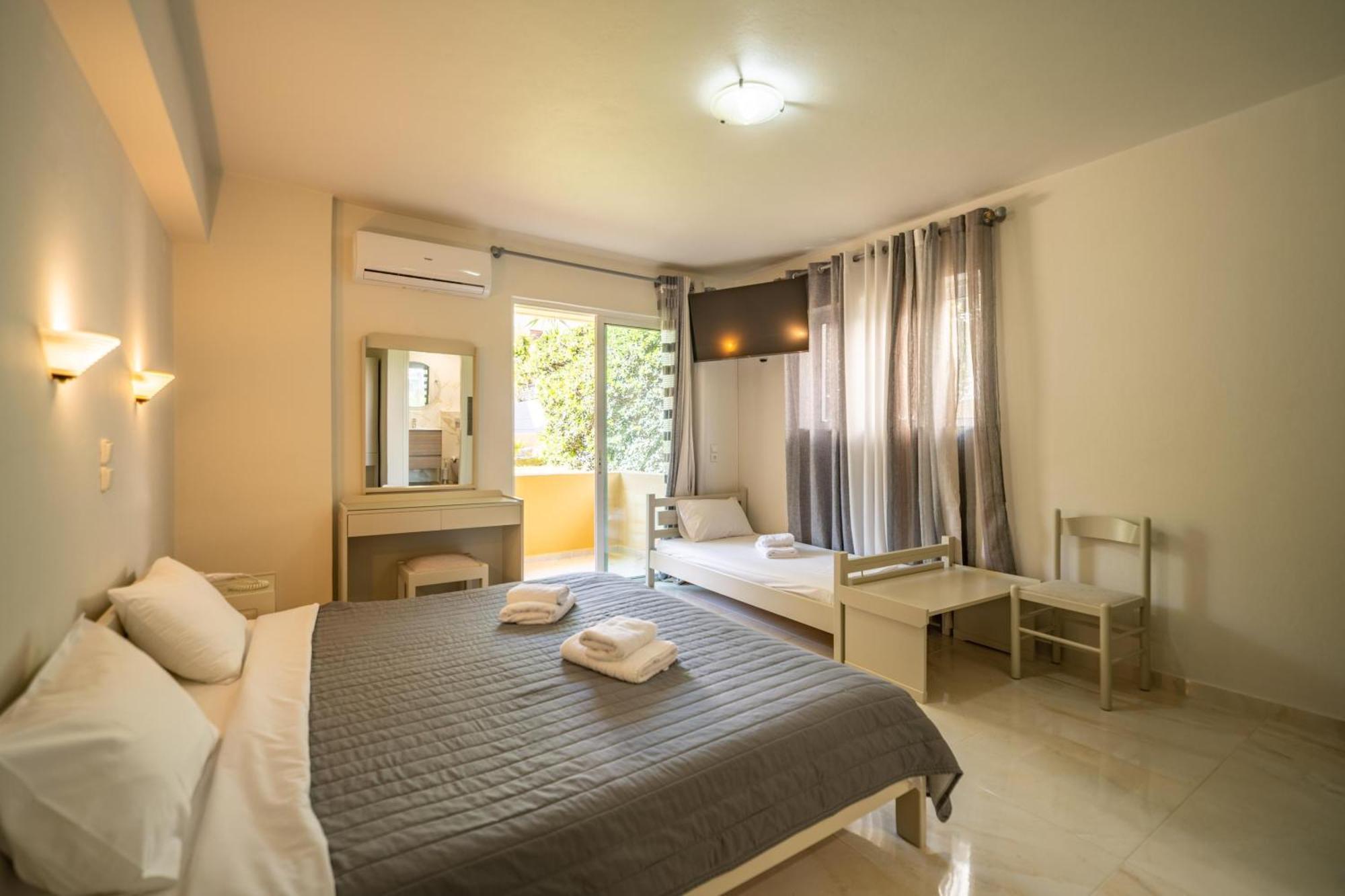 Manos Beachside Apartments Agia Marina エクステリア 写真