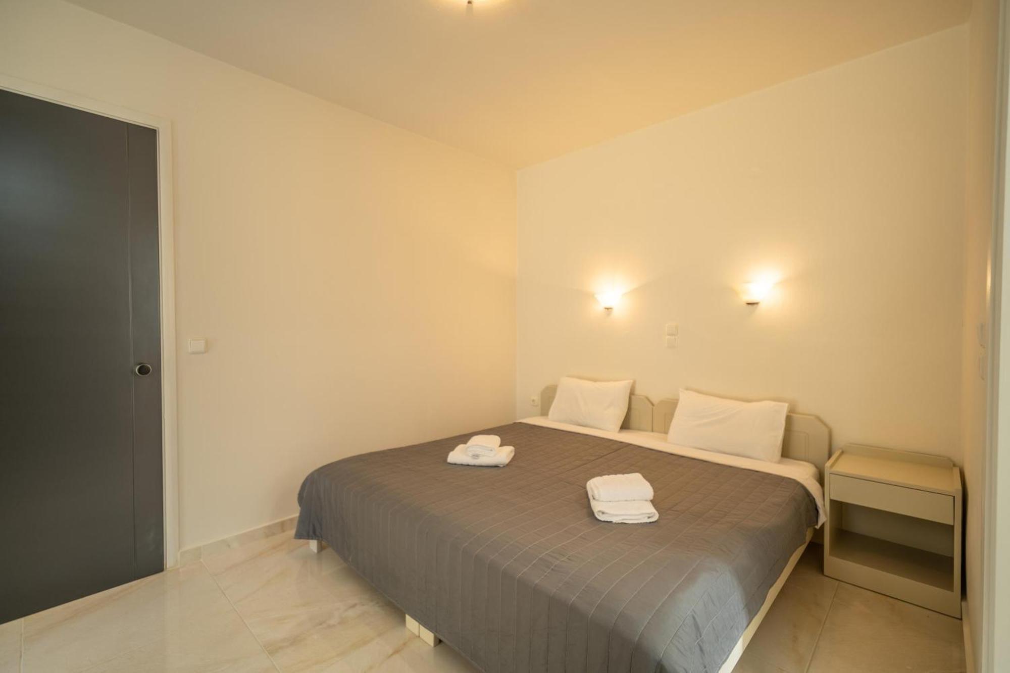 Manos Beachside Apartments Agia Marina エクステリア 写真