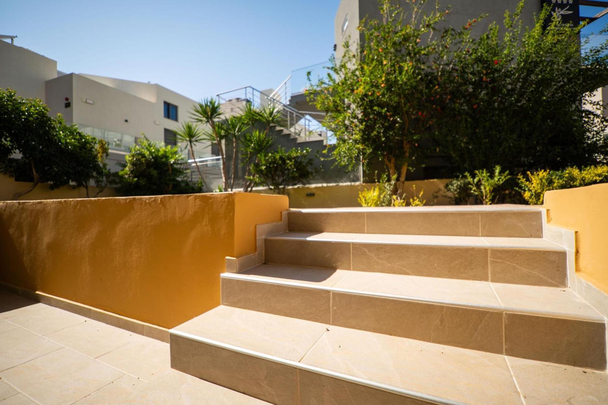 Manos Beachside Apartments Agia Marina エクステリア 写真