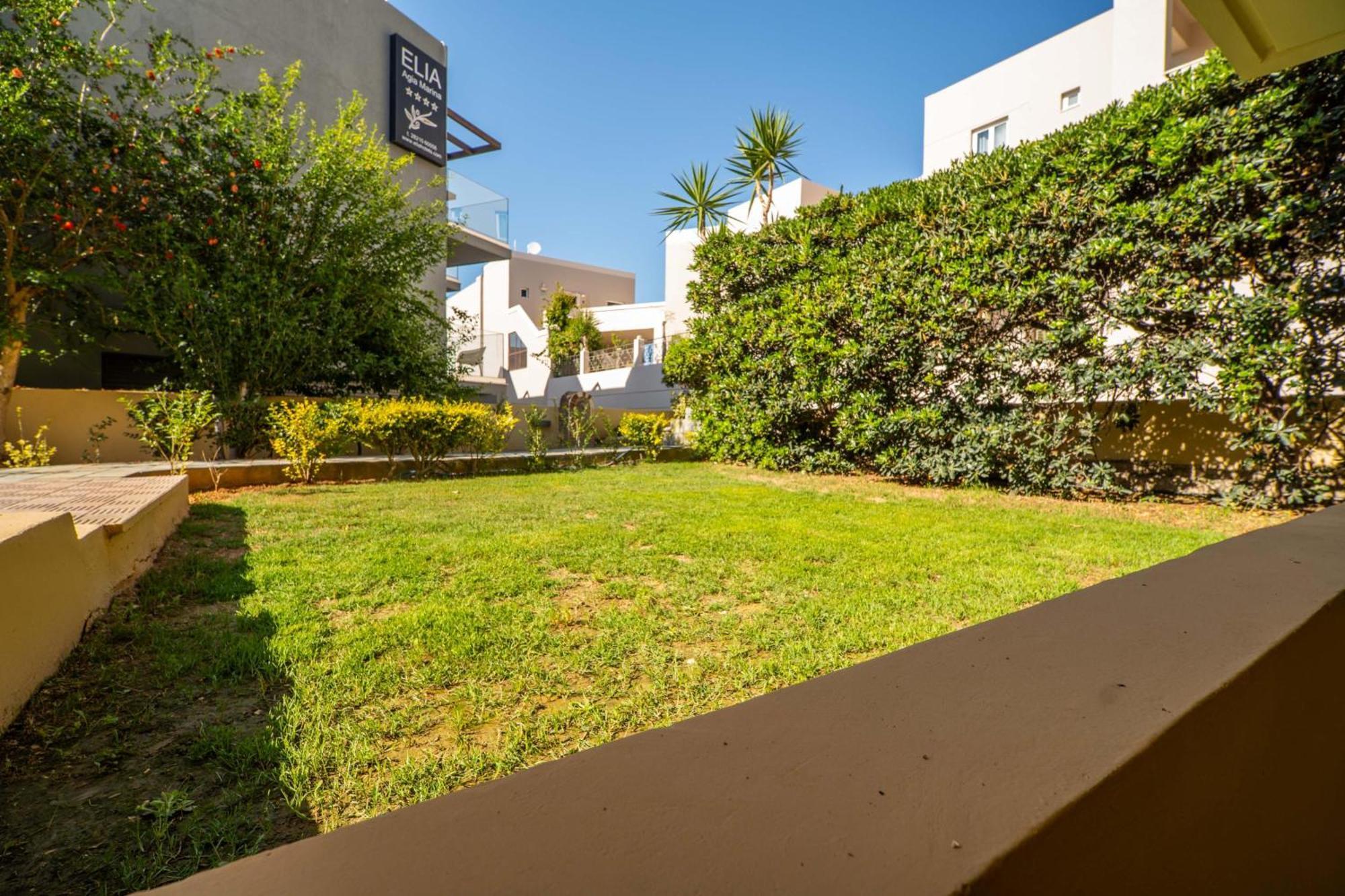 Manos Beachside Apartments Agia Marina エクステリア 写真