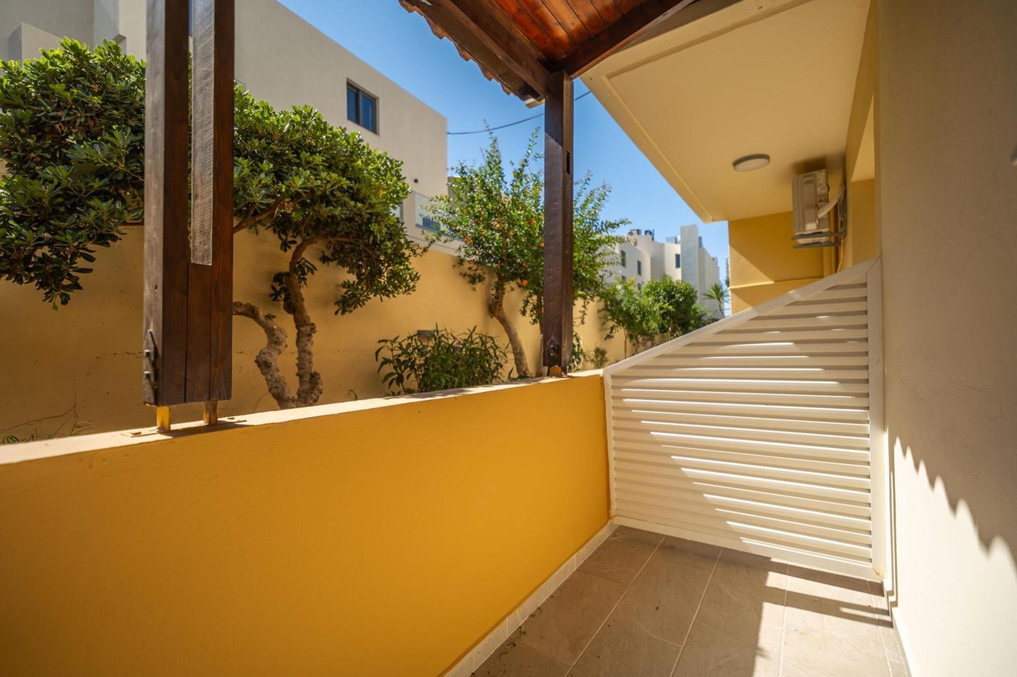 Manos Beachside Apartments Agia Marina エクステリア 写真