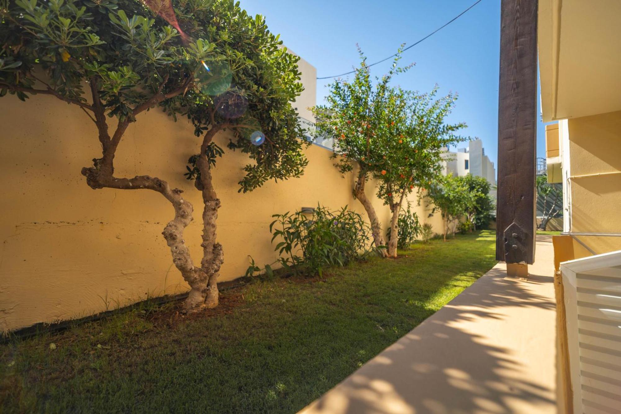 Manos Beachside Apartments Agia Marina エクステリア 写真