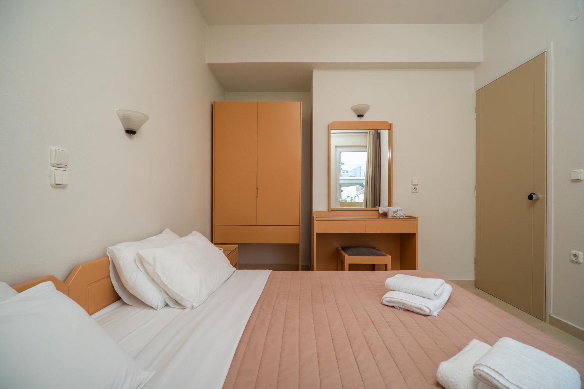 Manos Beachside Apartments Agia Marina 部屋 写真