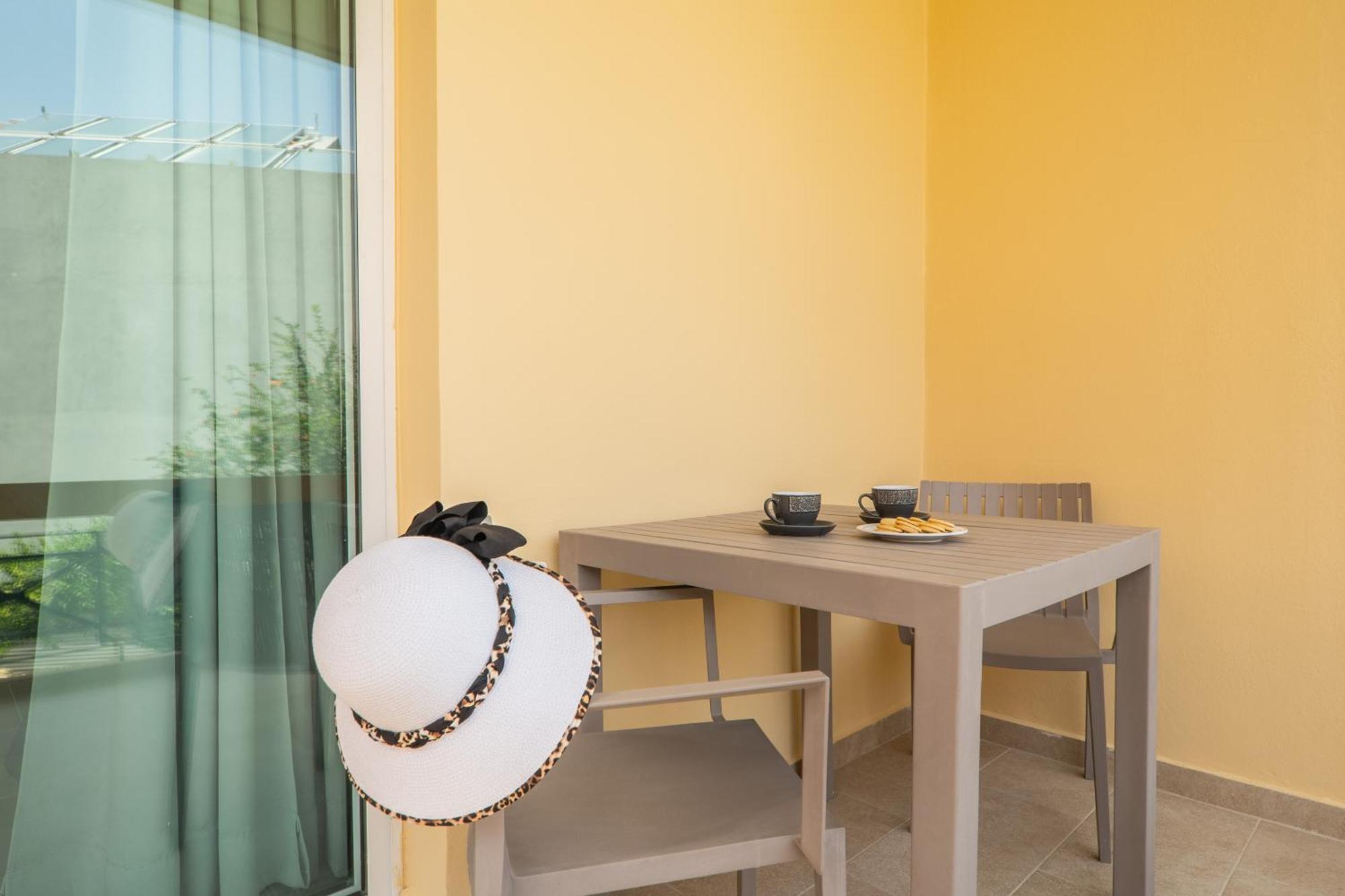 Manos Beachside Apartments Agia Marina 部屋 写真