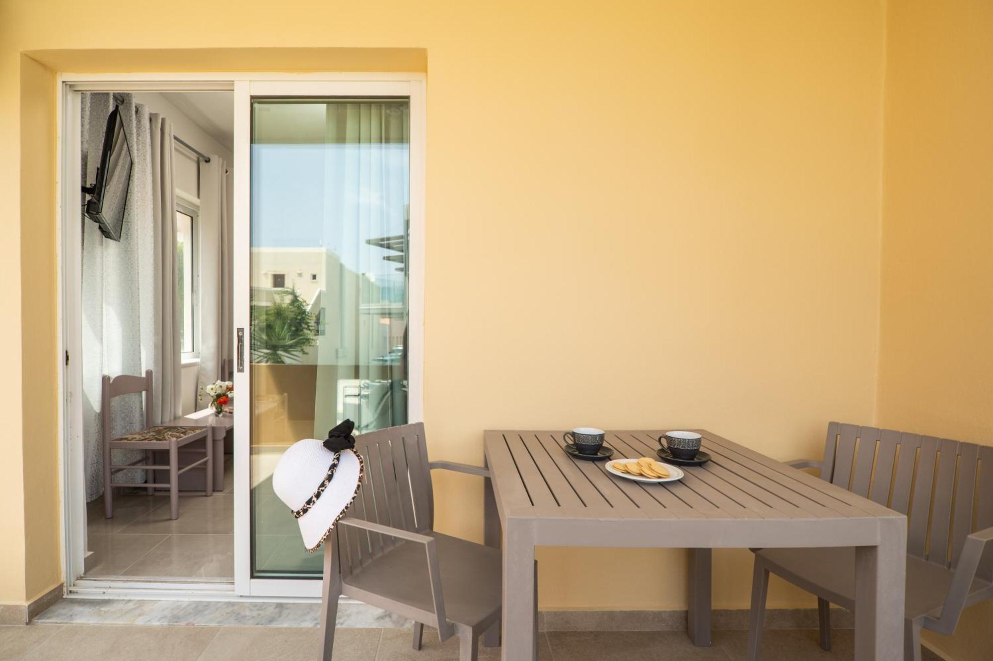Manos Beachside Apartments Agia Marina 部屋 写真