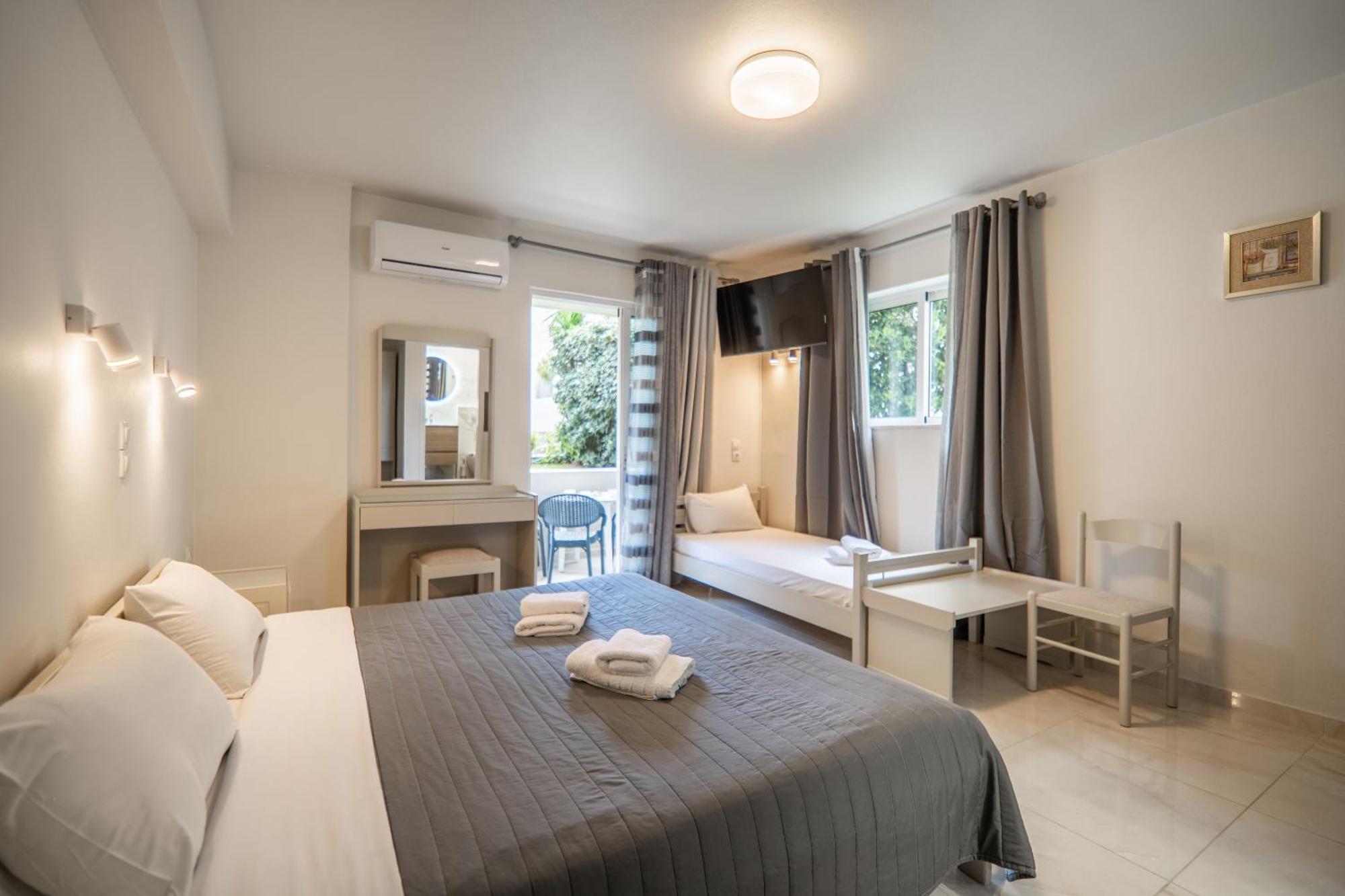 Manos Beachside Apartments Agia Marina エクステリア 写真