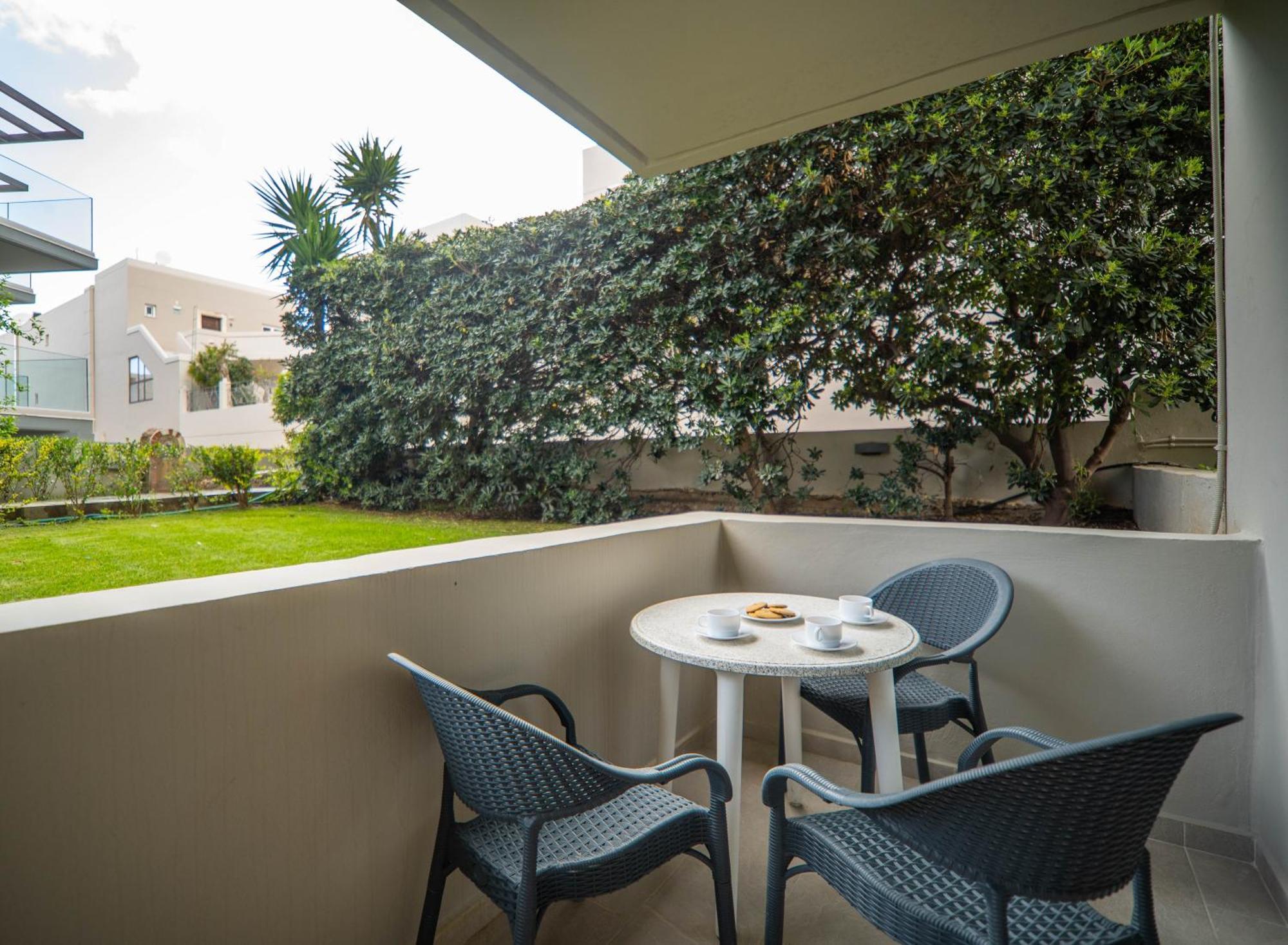 Manos Beachside Apartments Agia Marina エクステリア 写真