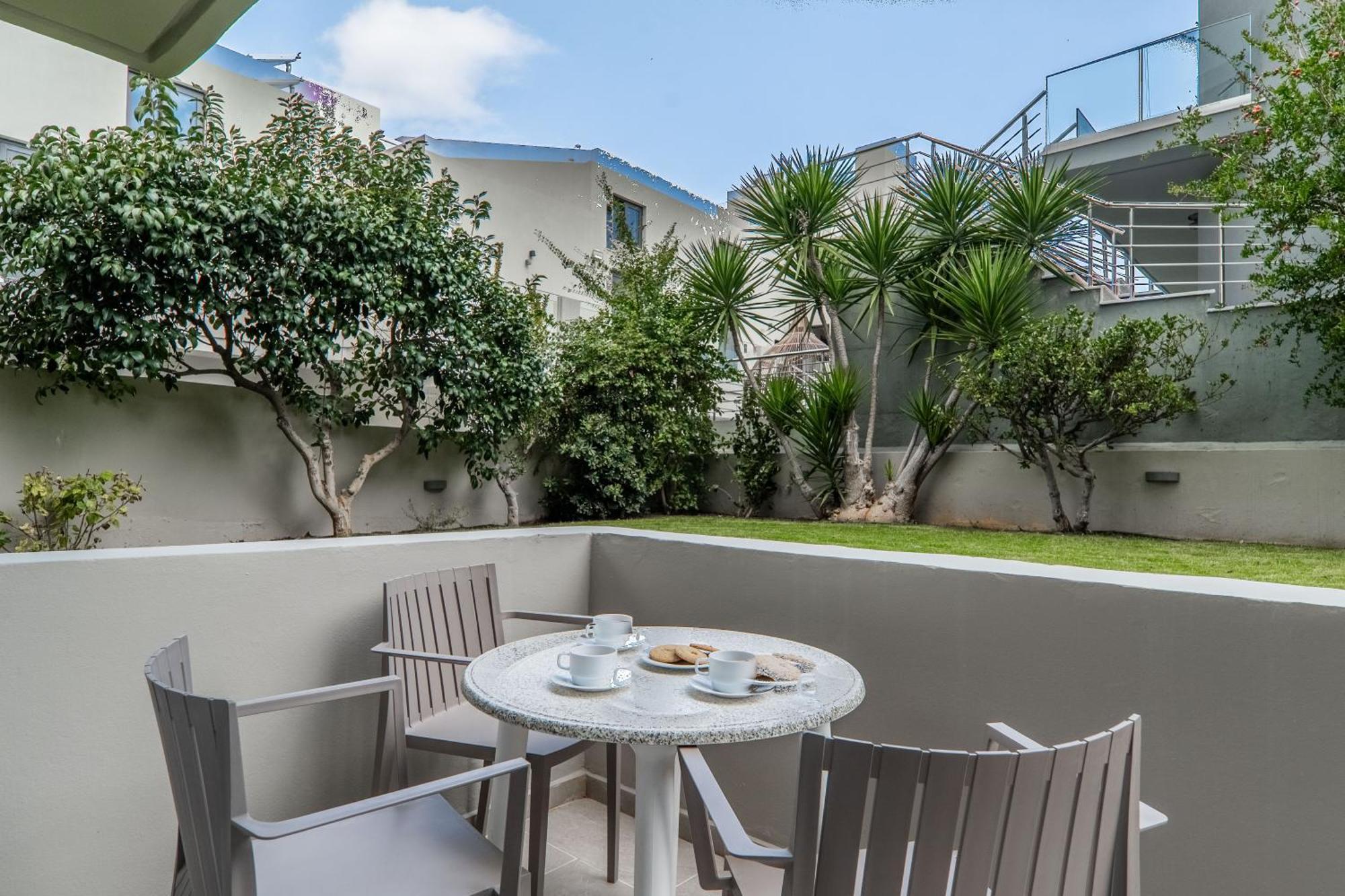 Manos Beachside Apartments Agia Marina エクステリア 写真