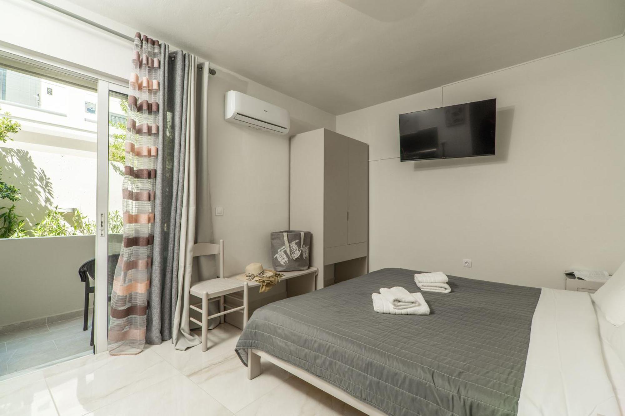 Manos Beachside Apartments Agia Marina エクステリア 写真