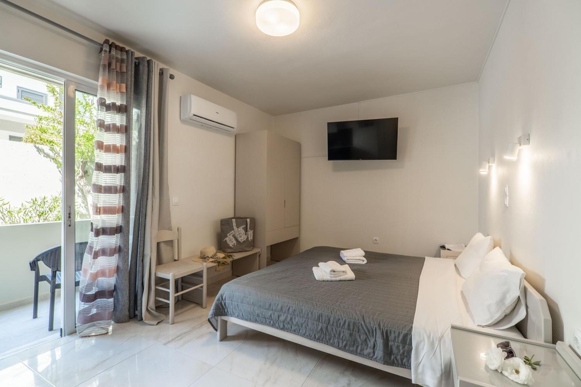 Manos Beachside Apartments Agia Marina エクステリア 写真