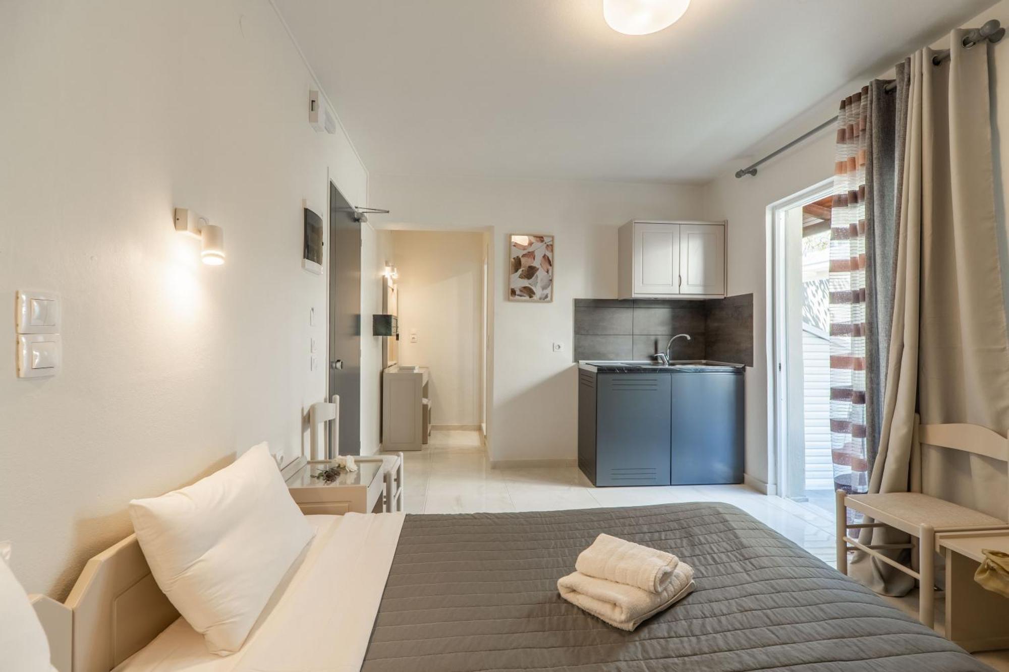 Manos Beachside Apartments Agia Marina エクステリア 写真