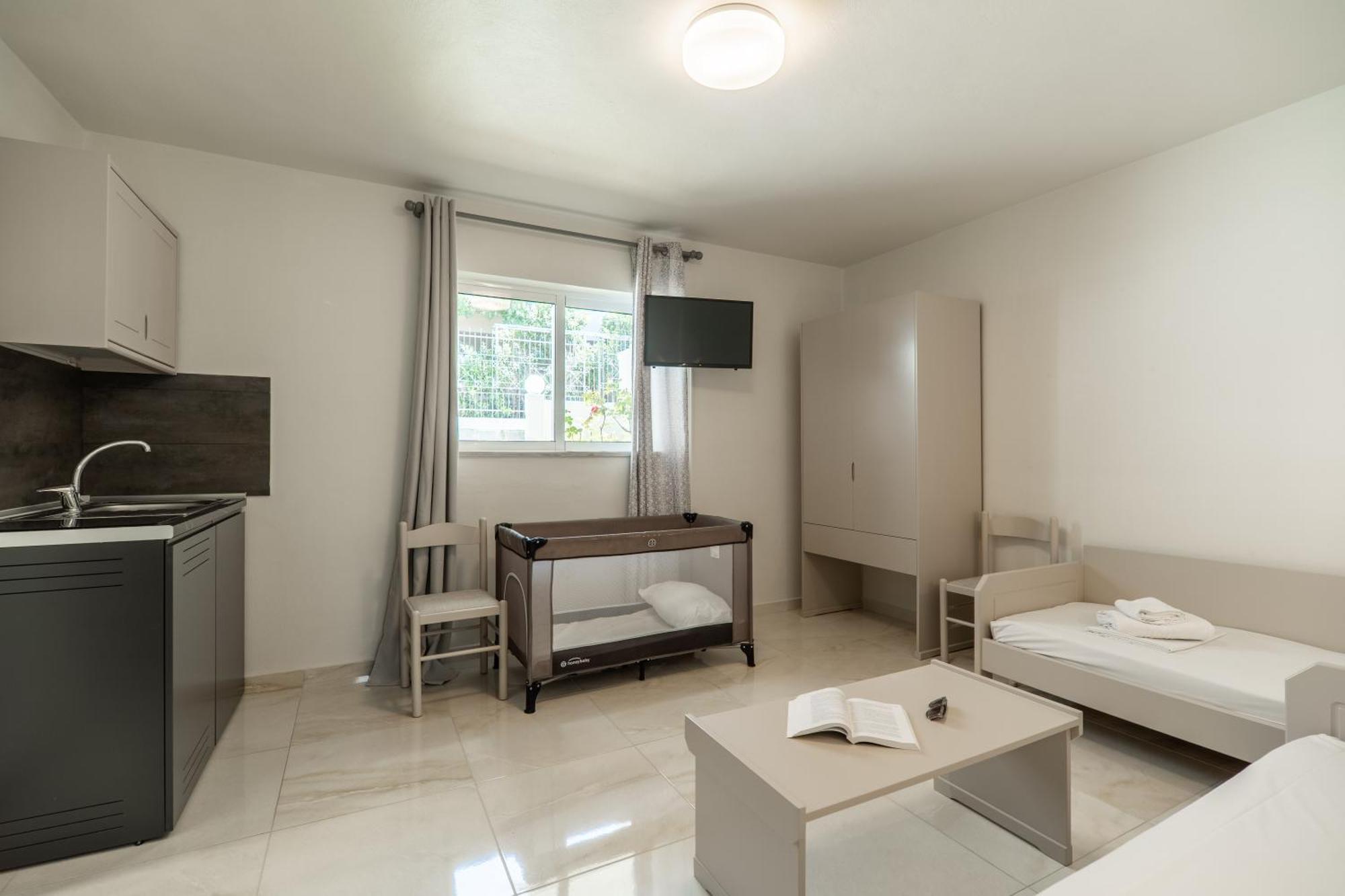 Manos Beachside Apartments Agia Marina 部屋 写真