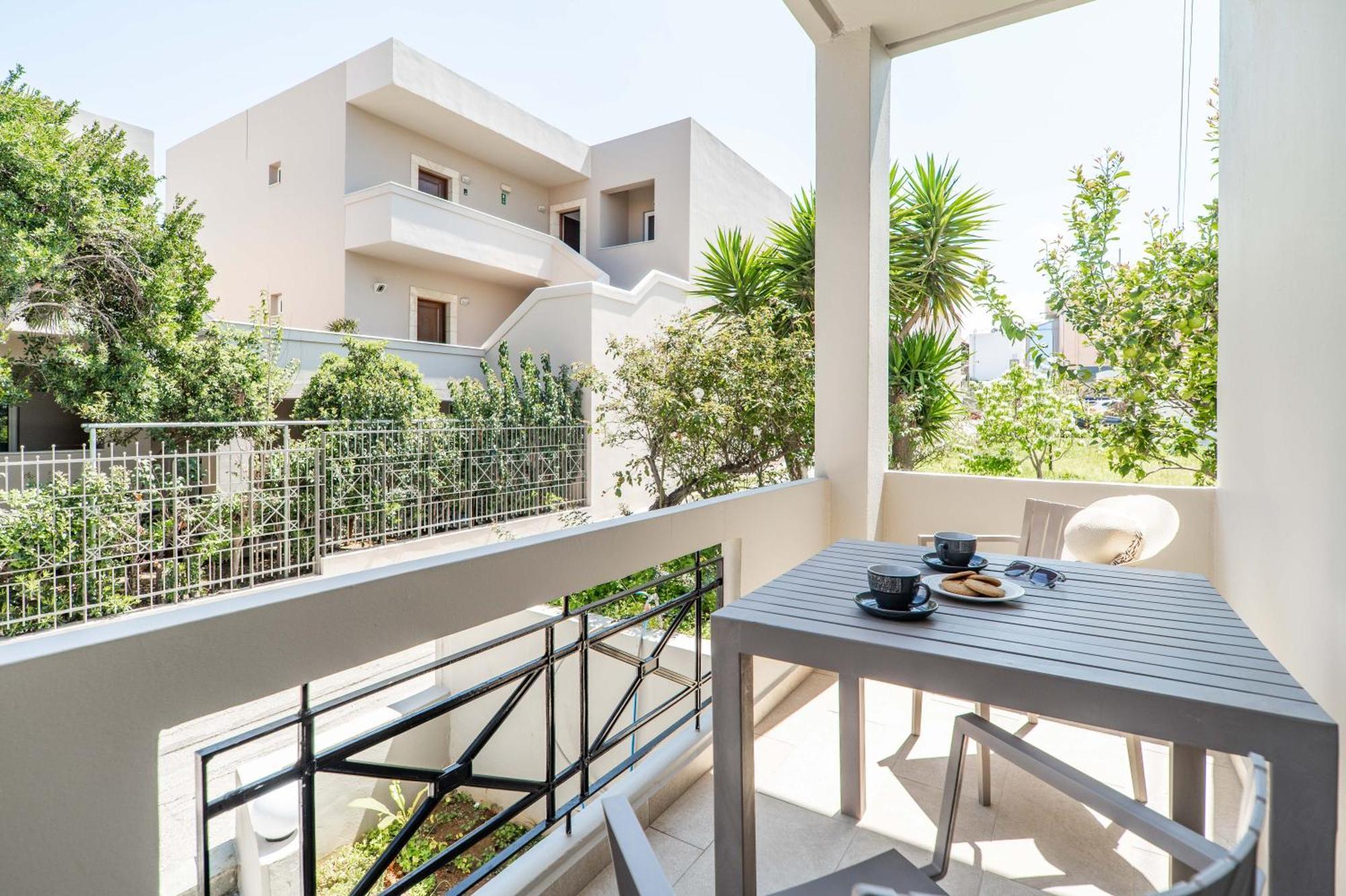 Manos Beachside Apartments Agia Marina 部屋 写真