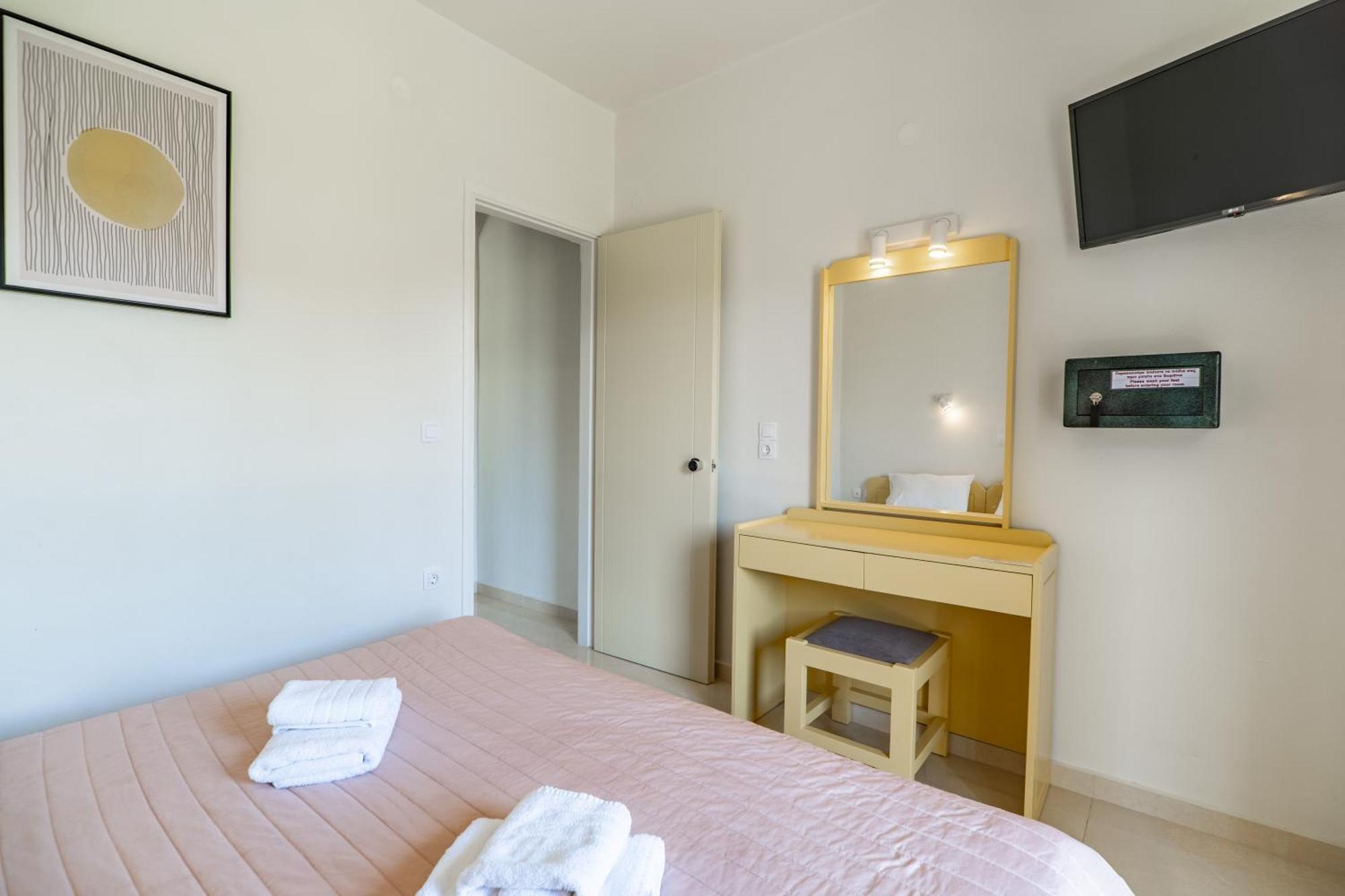 Manos Beachside Apartments Agia Marina エクステリア 写真