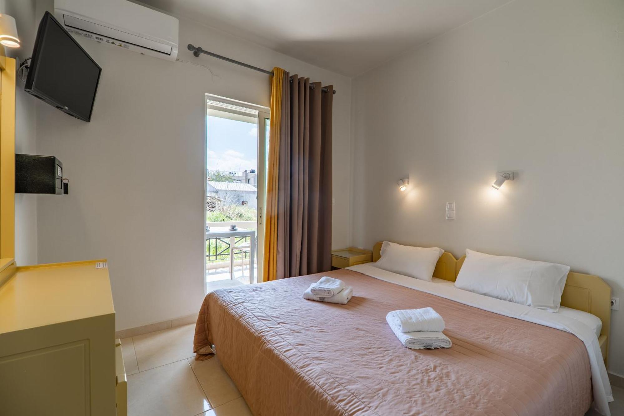 Manos Beachside Apartments Agia Marina エクステリア 写真