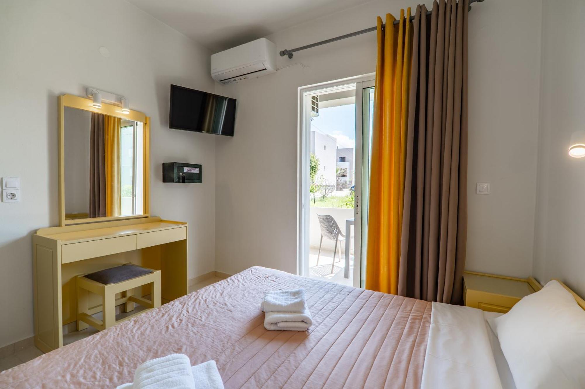 Manos Beachside Apartments Agia Marina エクステリア 写真