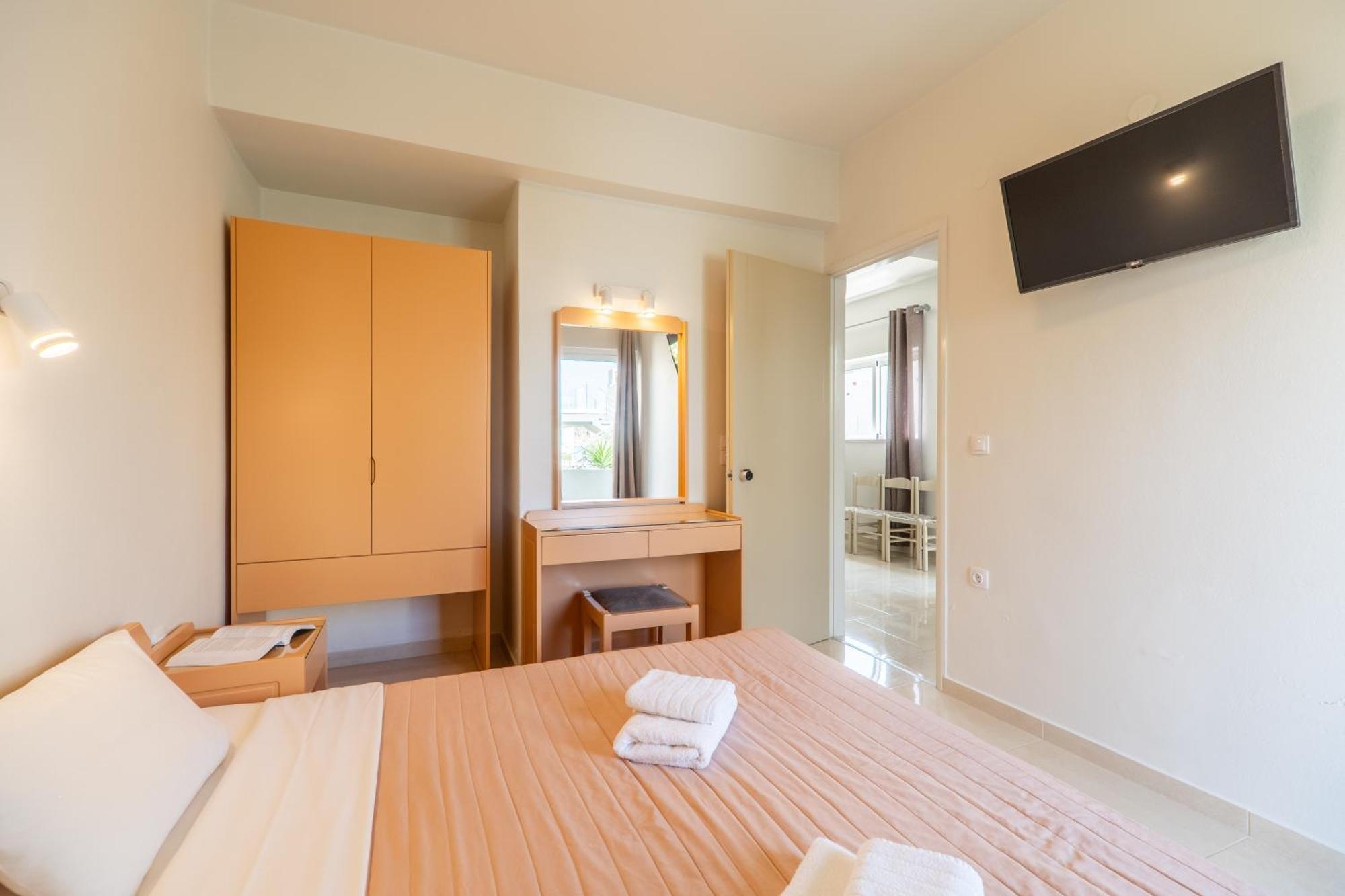 Manos Beachside Apartments Agia Marina エクステリア 写真