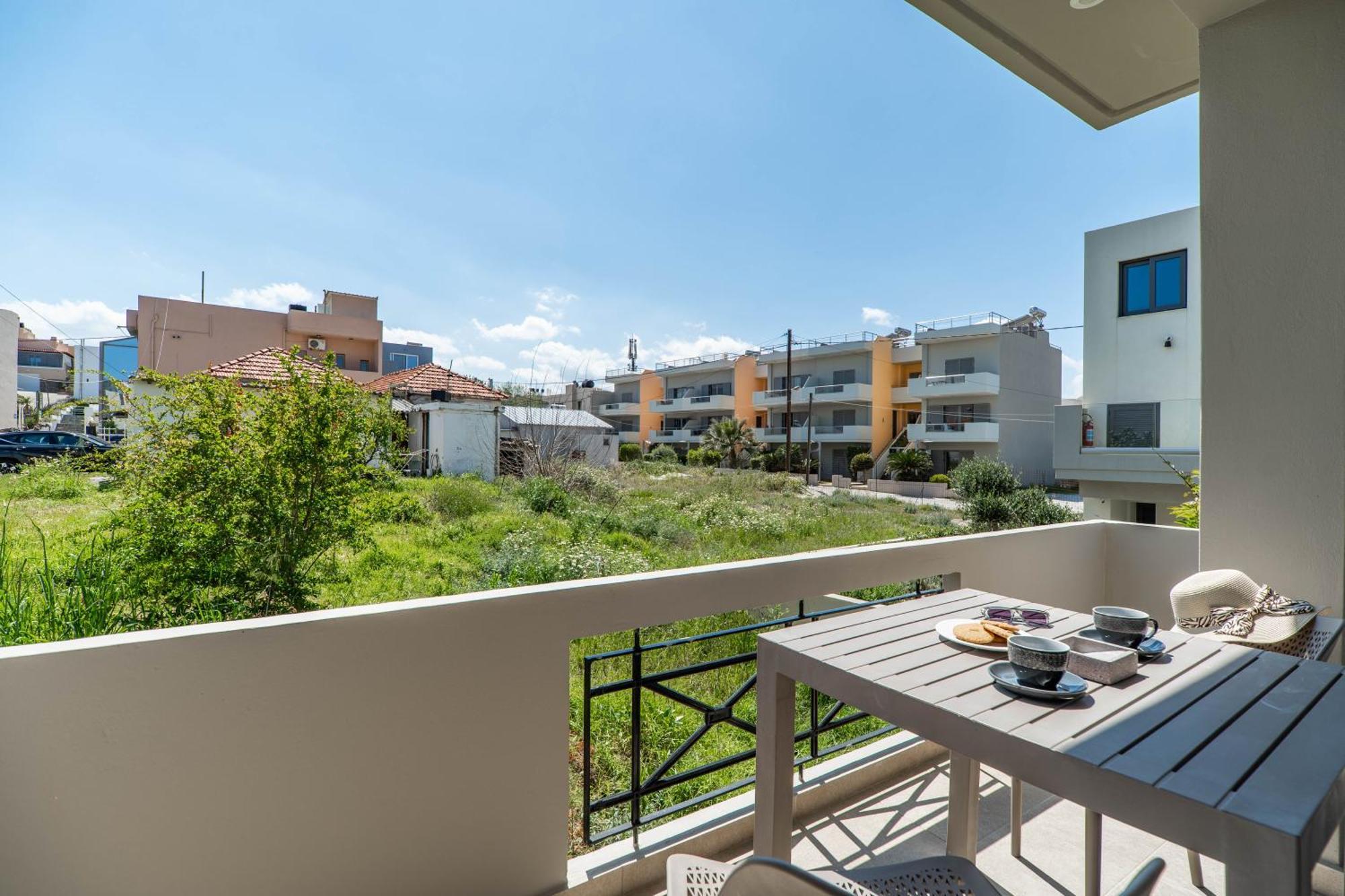 Manos Beachside Apartments Agia Marina エクステリア 写真