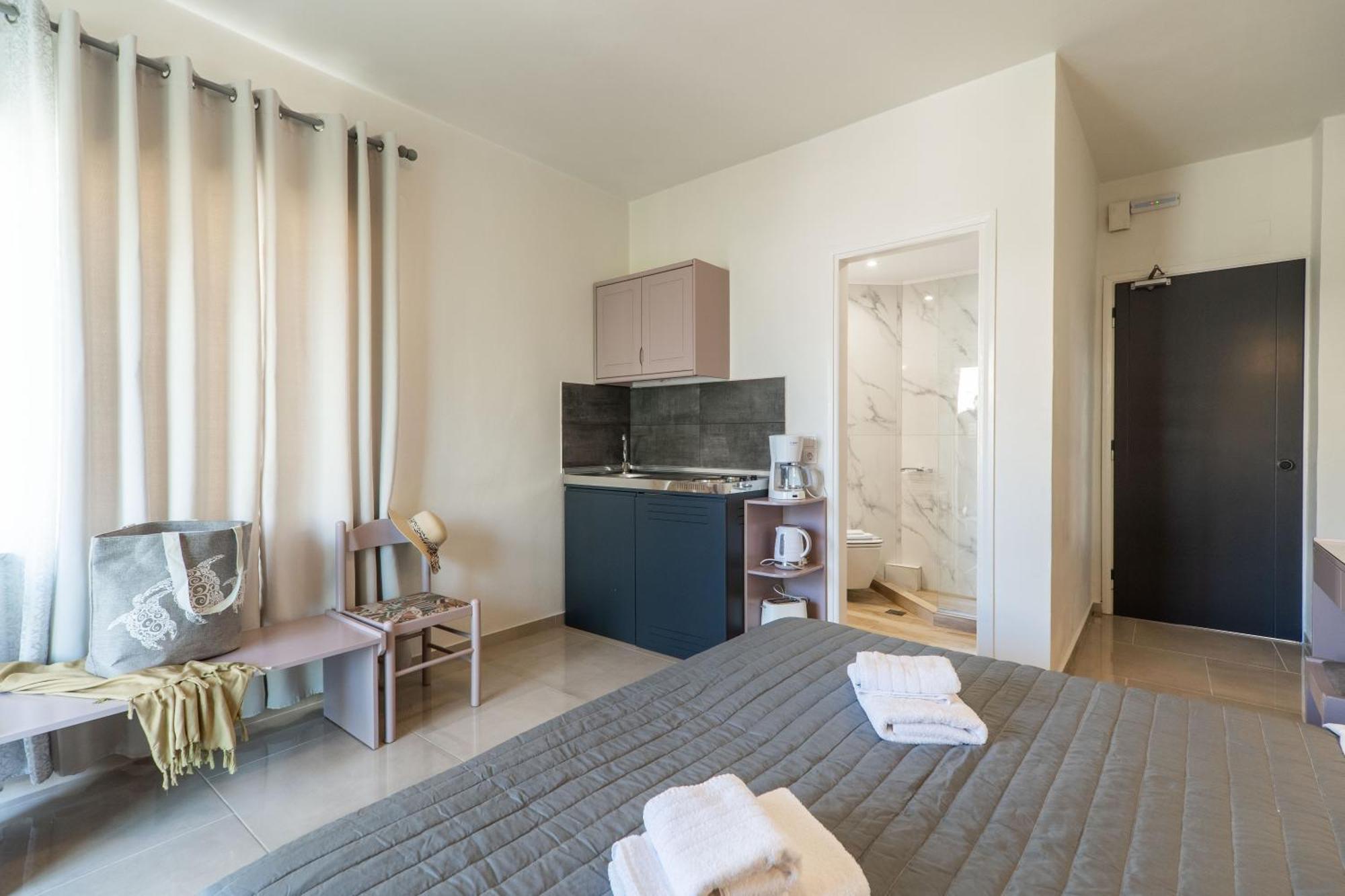 Manos Beachside Apartments Agia Marina エクステリア 写真