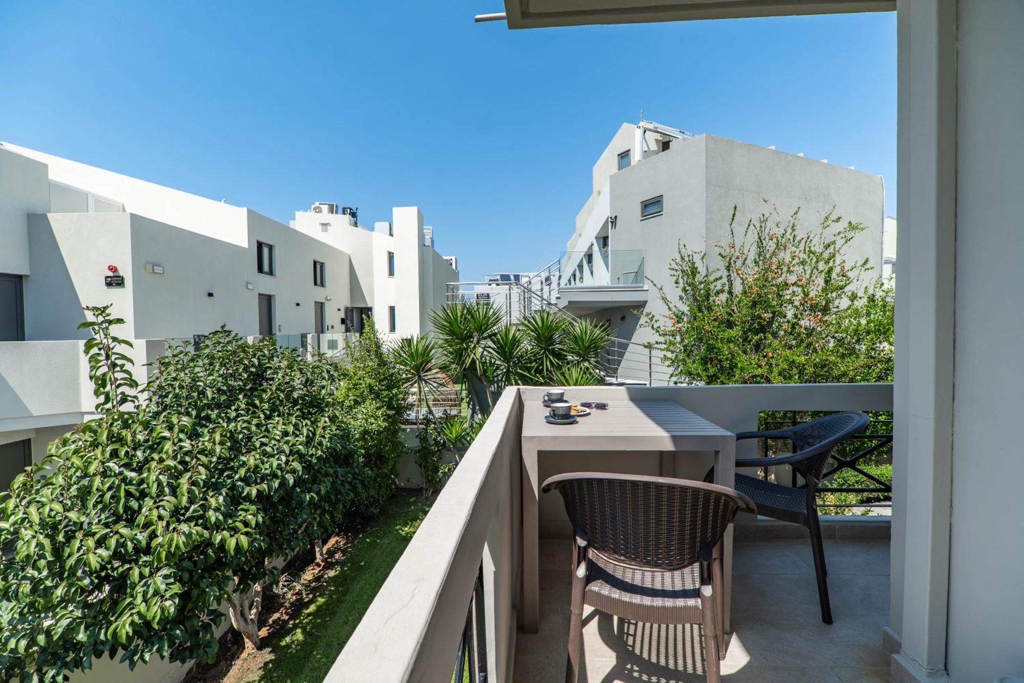 Manos Beachside Apartments Agia Marina エクステリア 写真