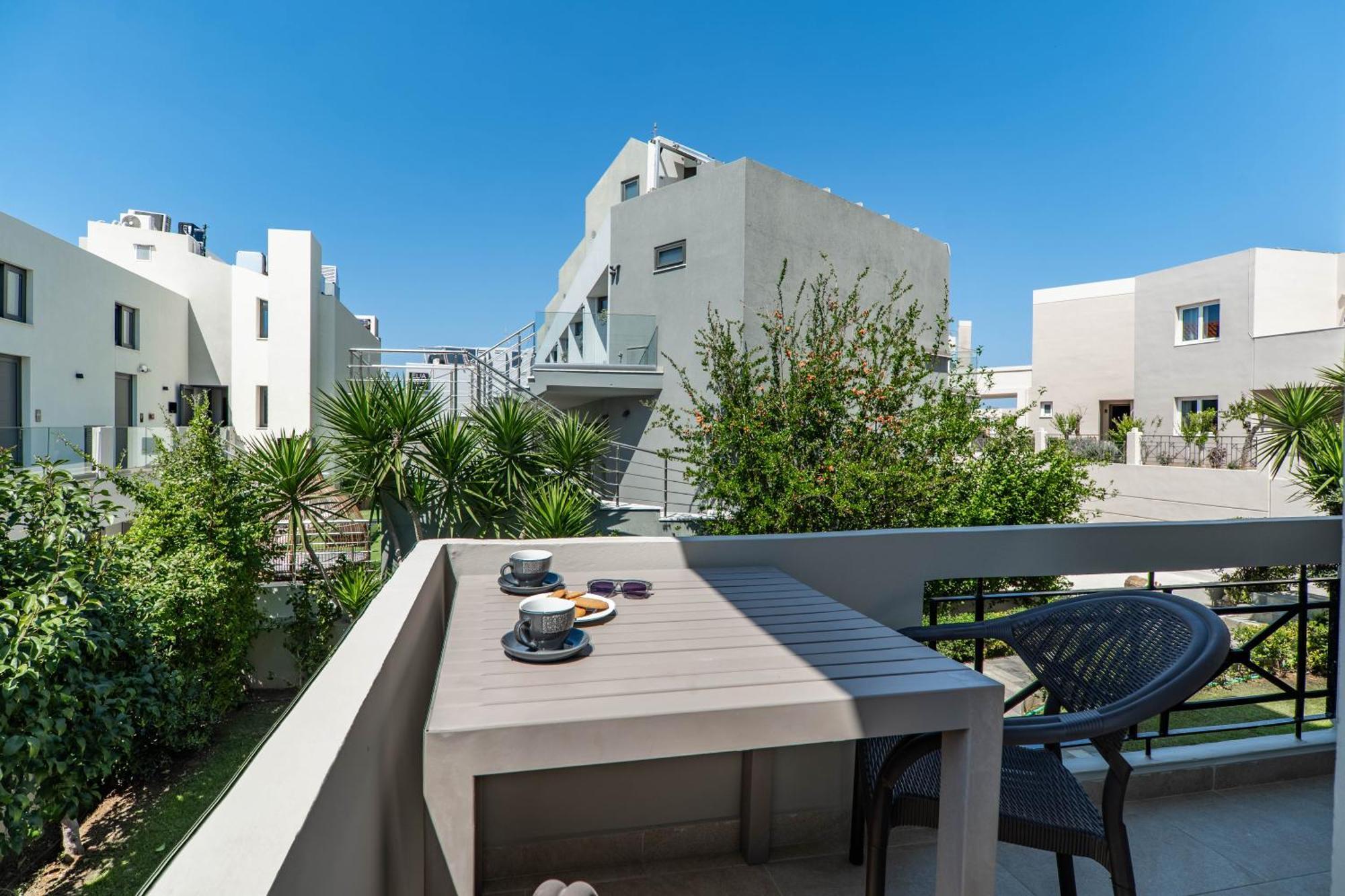 Manos Beachside Apartments Agia Marina エクステリア 写真