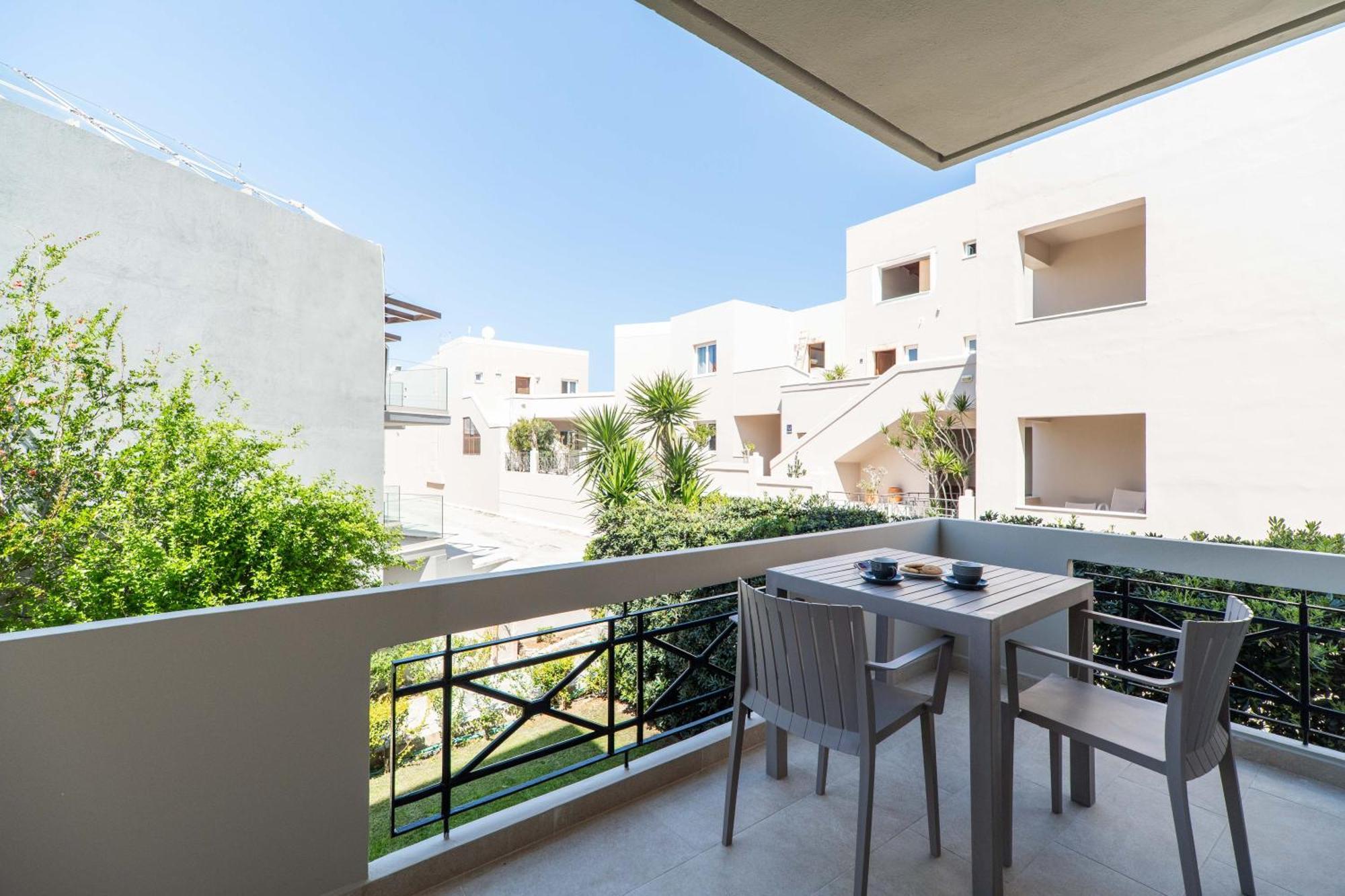 Manos Beachside Apartments Agia Marina エクステリア 写真