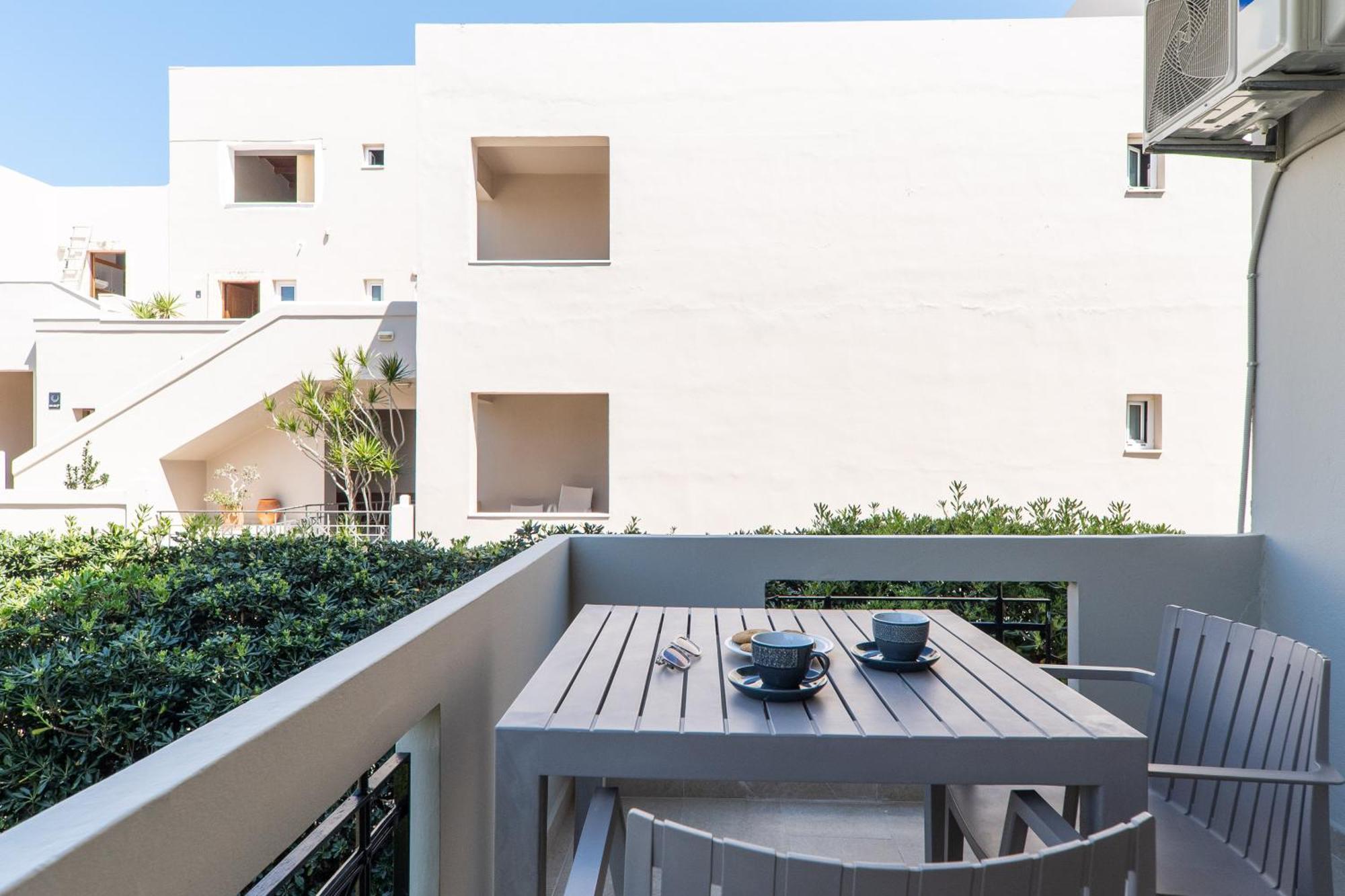 Manos Beachside Apartments Agia Marina エクステリア 写真